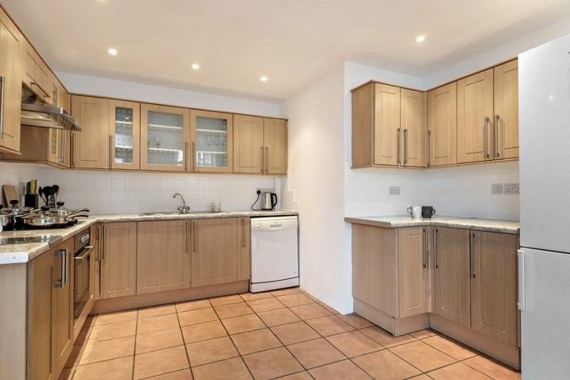 6 bedroom Flat to rent in Strathmore Court-view3