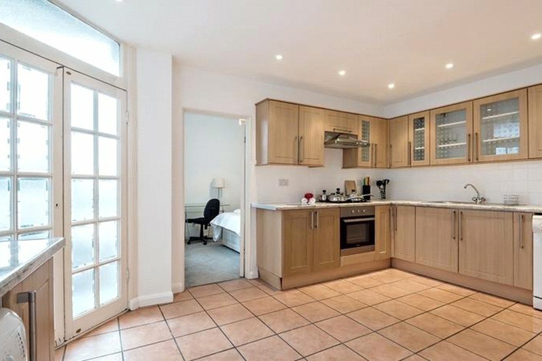 6 bedroom Flat to rent in Strathmore Court-view2