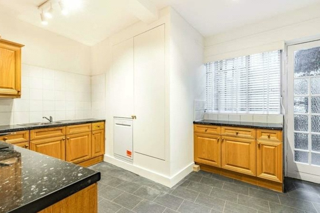 5 bedroom Flat to rent in Strathmore Court-view19