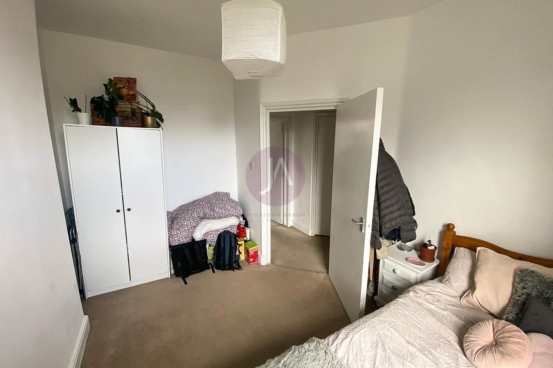 2 bedroom Flat to rent in Streatley Road-view14