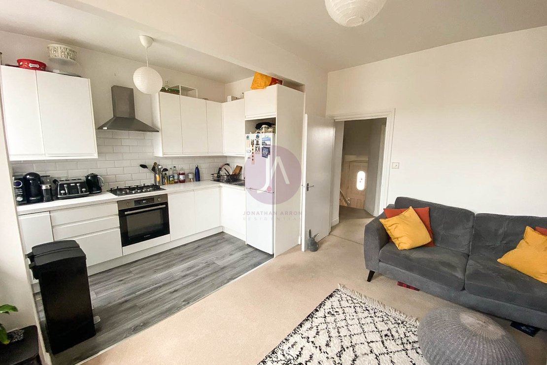 2 bedroom Flat to rent in Streatley Road-view2
