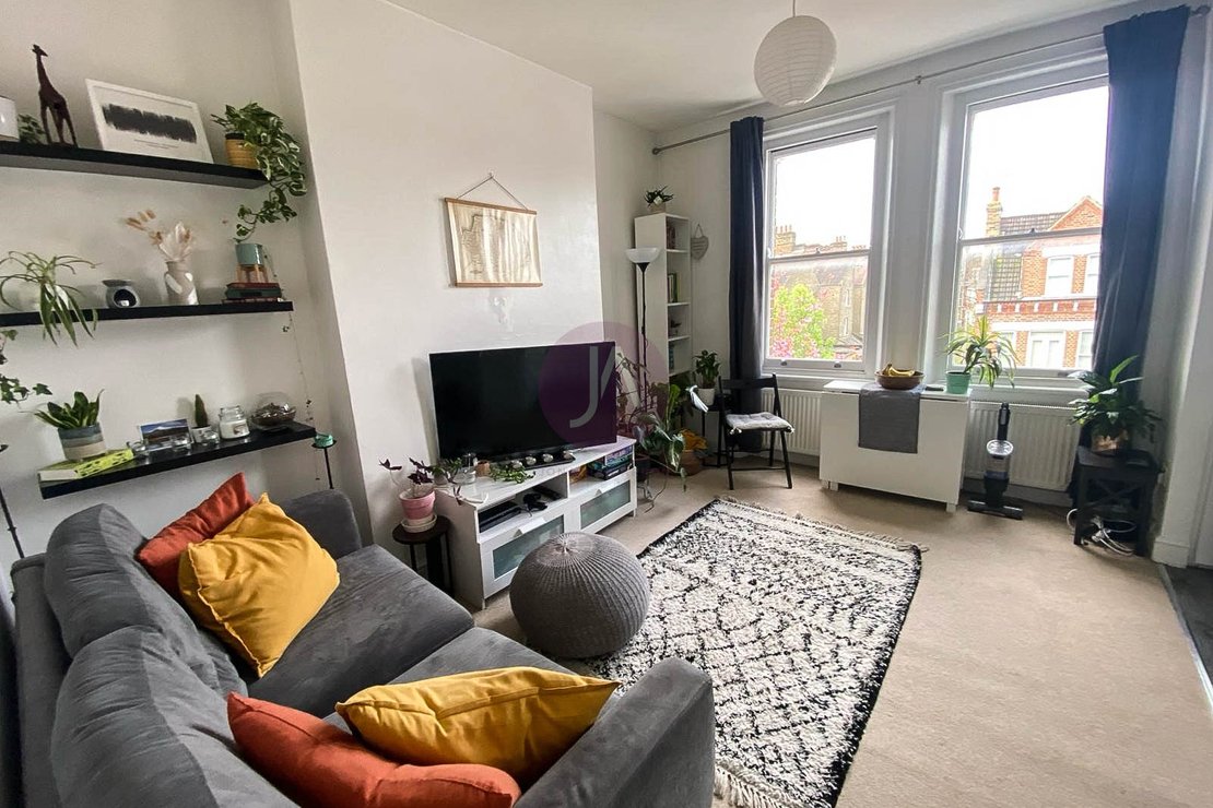 2 bedroom Flat to rent in Streatley Road-view3
