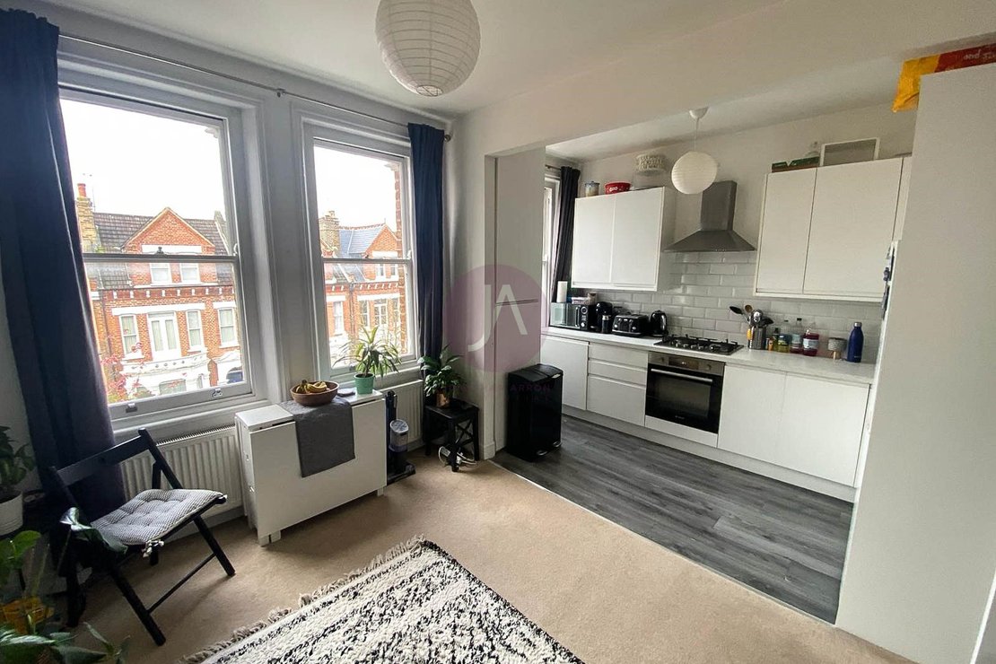 2 bedroom Flat to rent in Streatley Road-view4