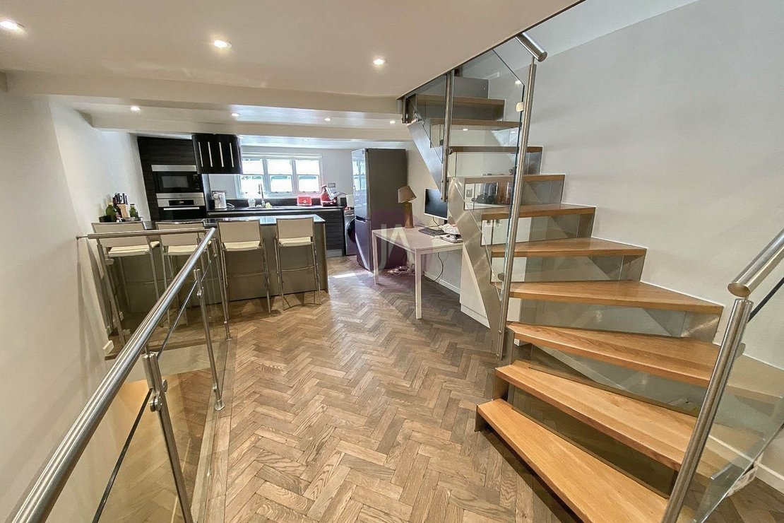 3 bedroom Flat to rent in Strutton Ground-view2