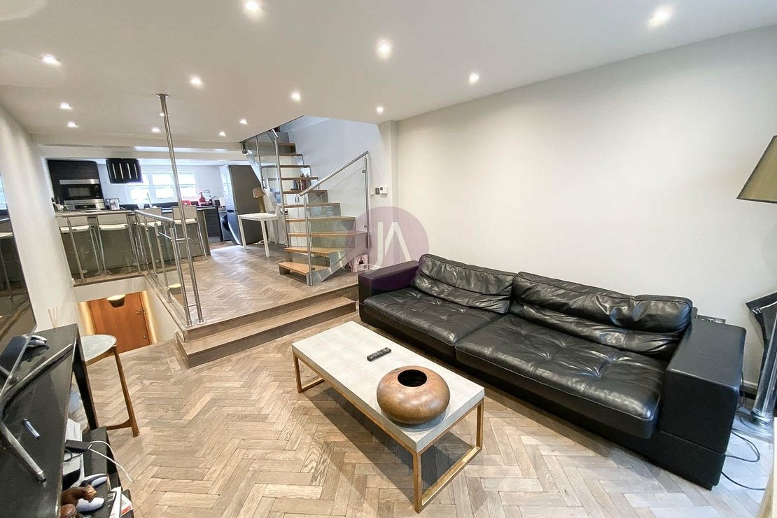 3 bedroom Flat to rent in Strutton Ground-view1