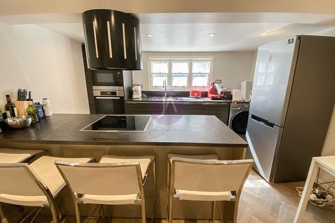 3 bedroom Flat to rent in Strutton Ground-view5