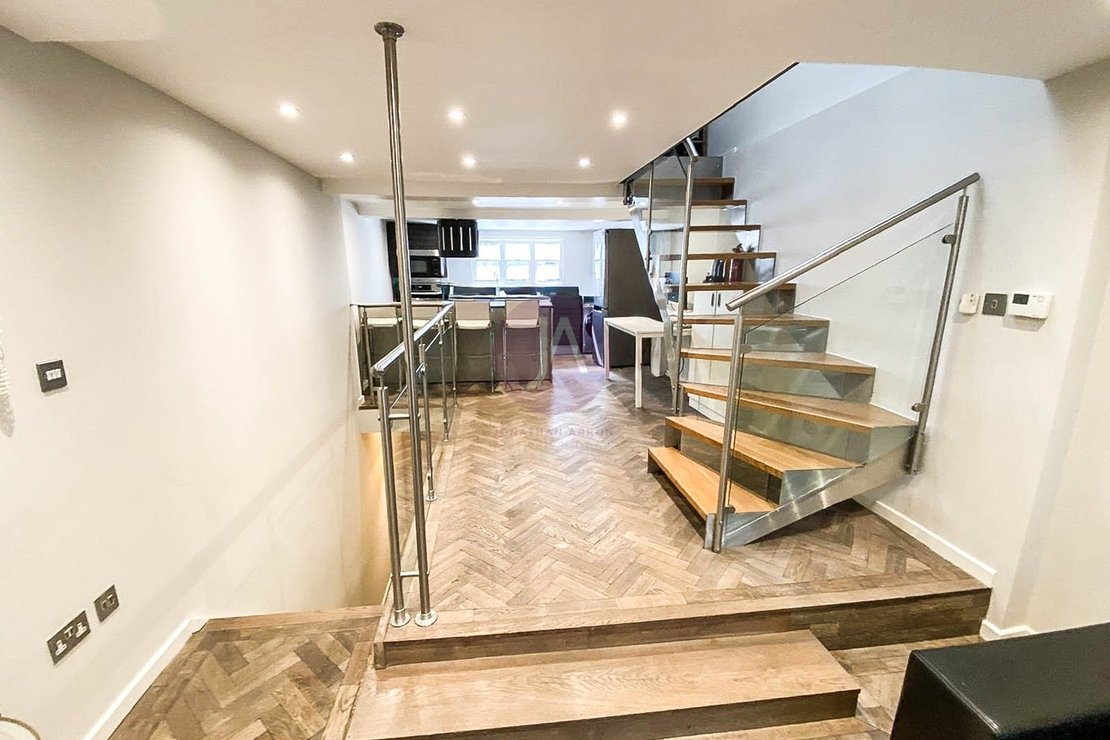 3 bedroom Flat to rent in Strutton Ground-view5