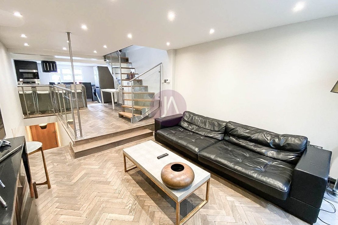 3 bedroom Flat to rent in Strutton Ground-view1