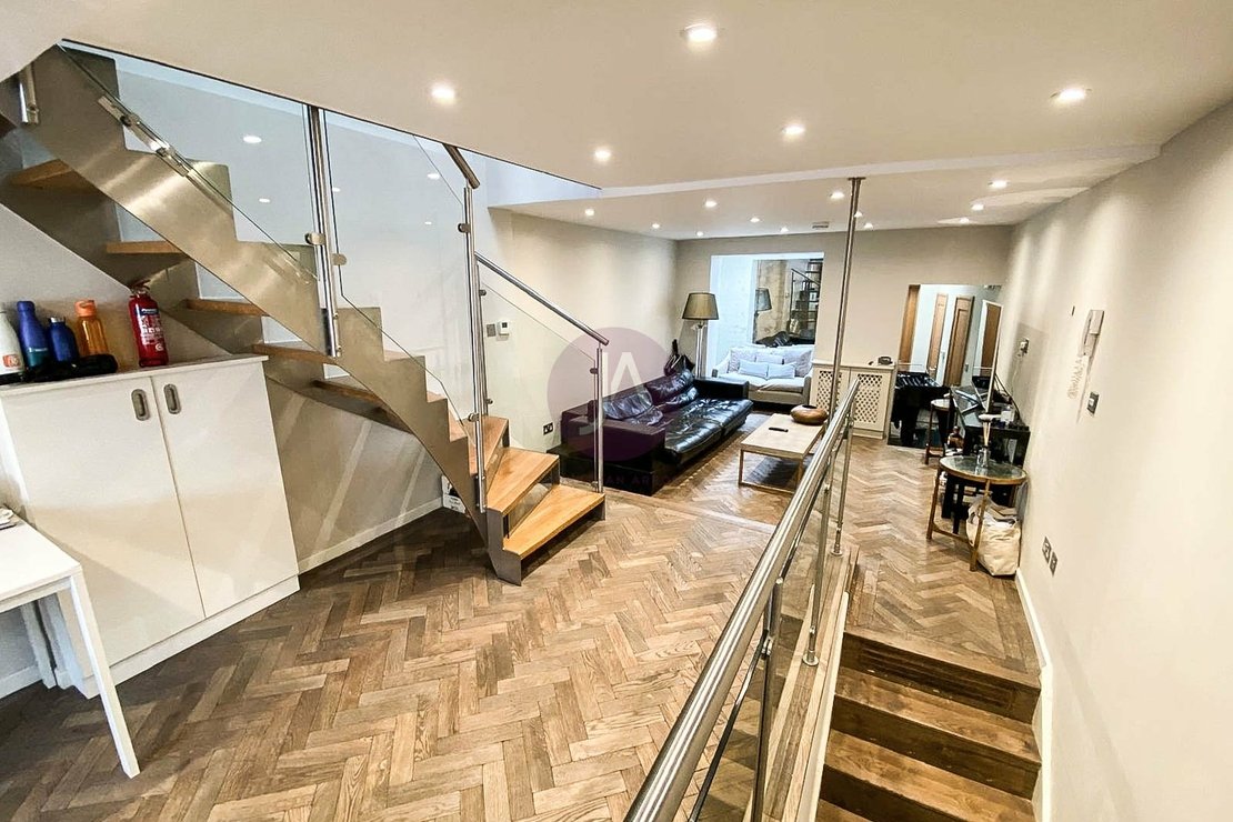 3 bedroom Flat to rent in Strutton Ground-view4