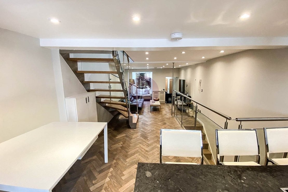 3 bedroom Flat to rent in Strutton Ground-view3