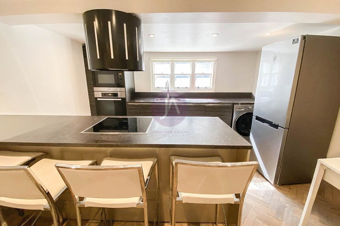 3 bedroom Flat to rent in Strutton Ground-view4