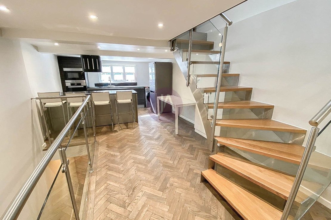 3 bedroom Flat to rent in Strutton Ground-view2