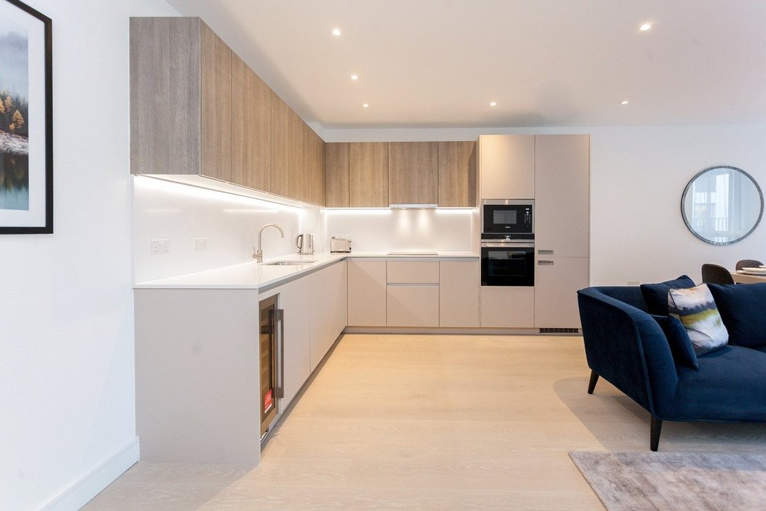 2 bedroom Flat to rent in The Avenue-view2
