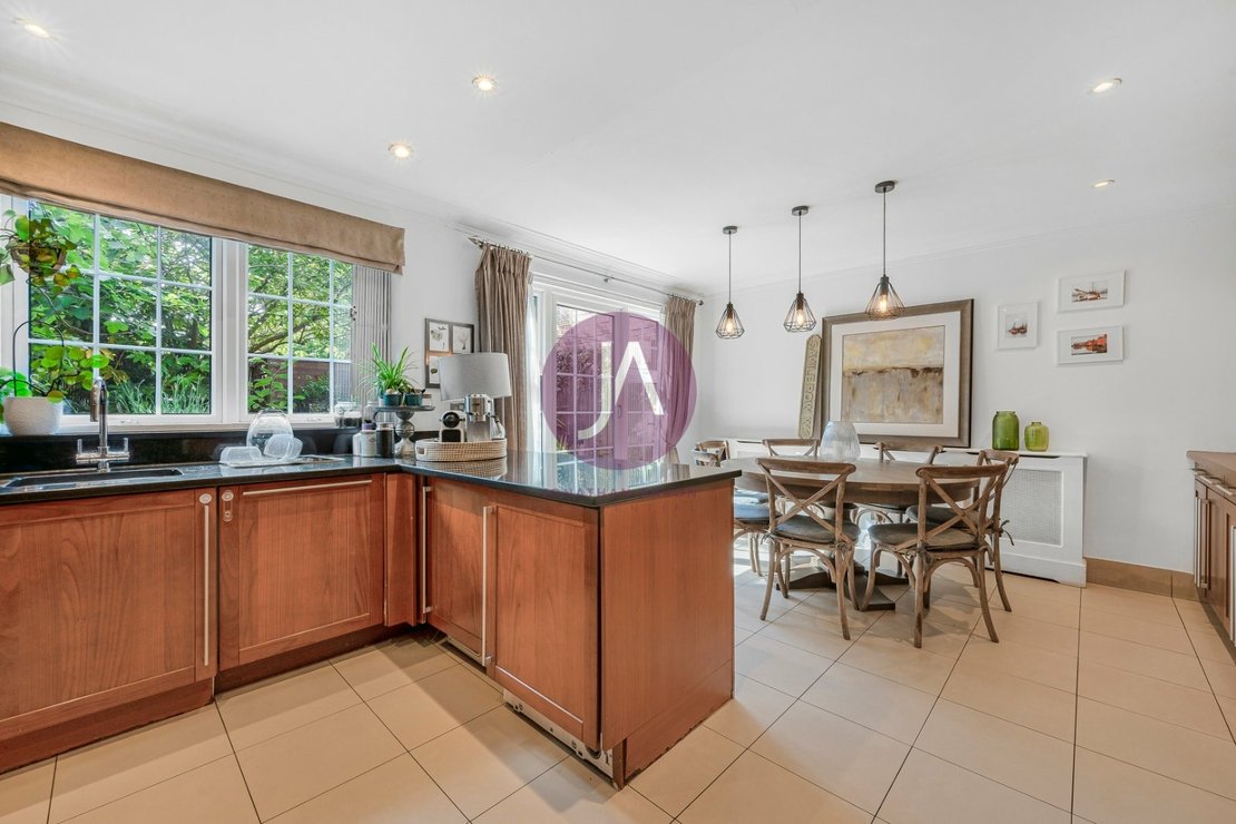 4 bedroom House to rent in The Marlowes-view5