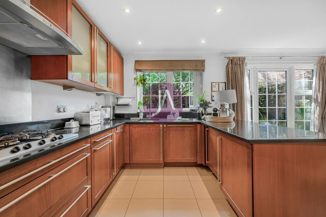 4 bedroom House to rent in The Marlowes-view4