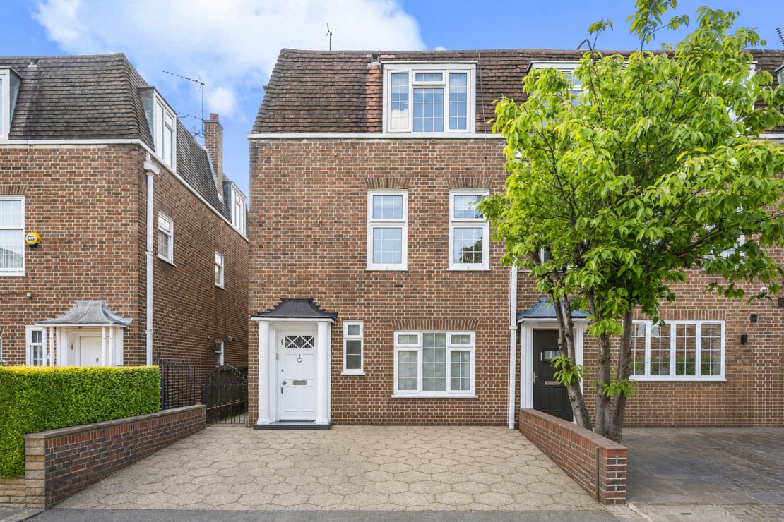4 bedroom House to rent in The Marlowes-view2