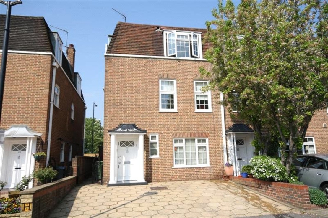 4 bedroom House to rent in The Marlowes-view1