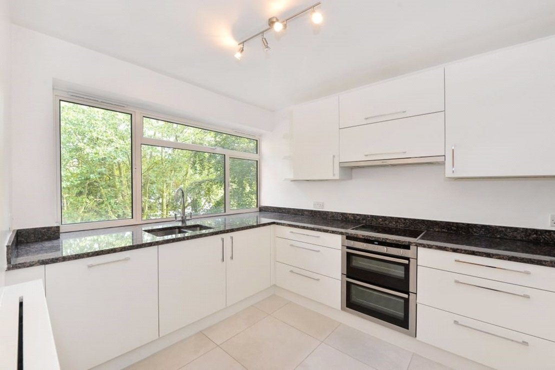 3 bedroom Flat to rent in The Polygon-view2