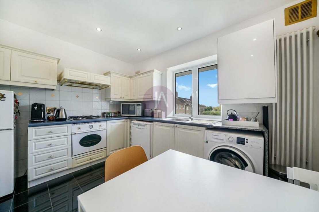 1 bedroom Flat to rent in Verity House-view4