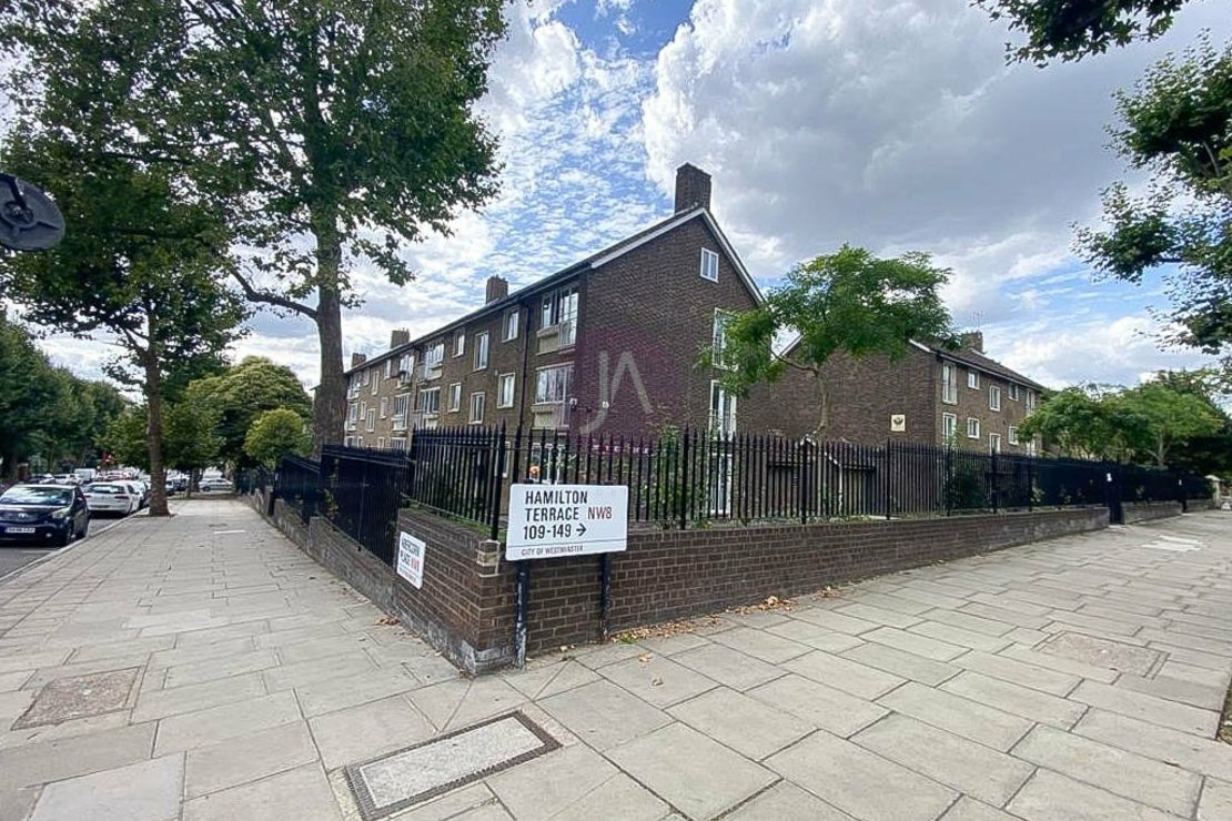 3 bedroom Flat to rent in Verity House-view1