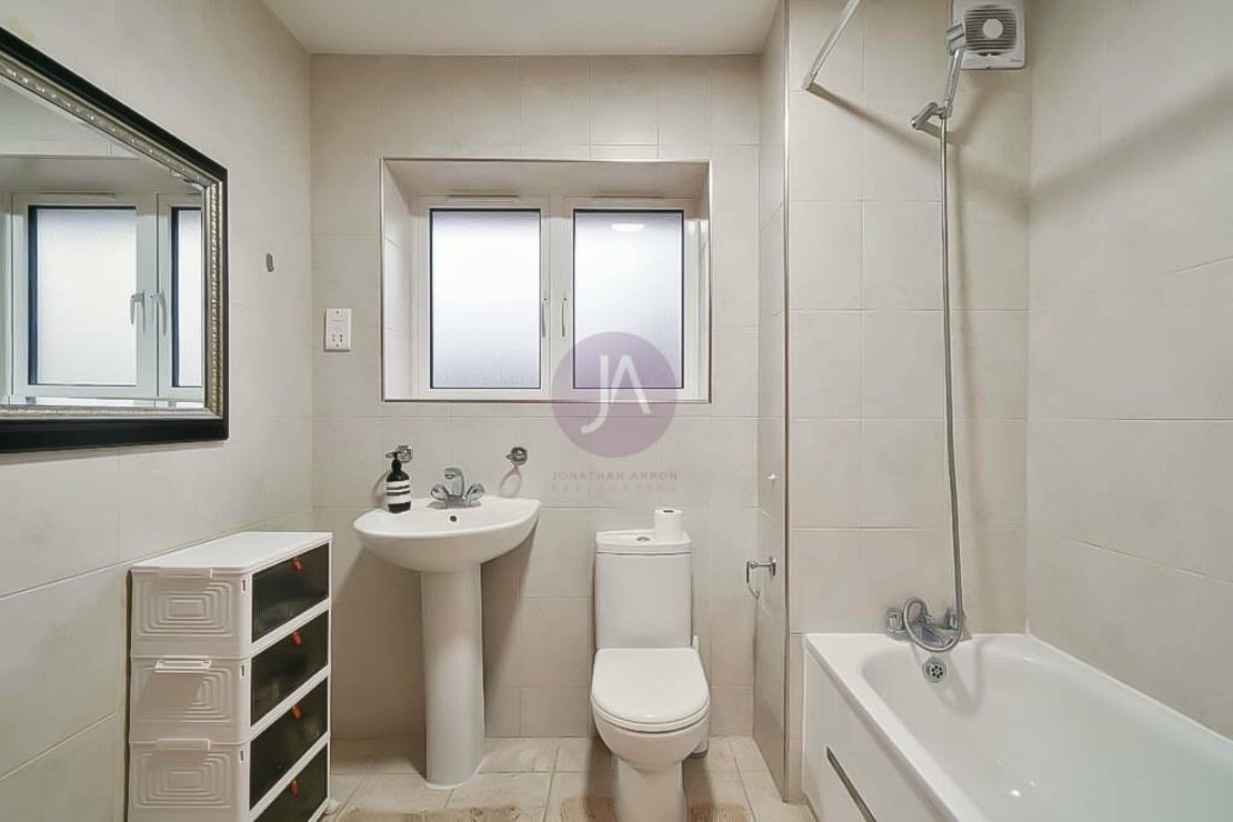 3 bedroom Flat to rent in Verity House-view9