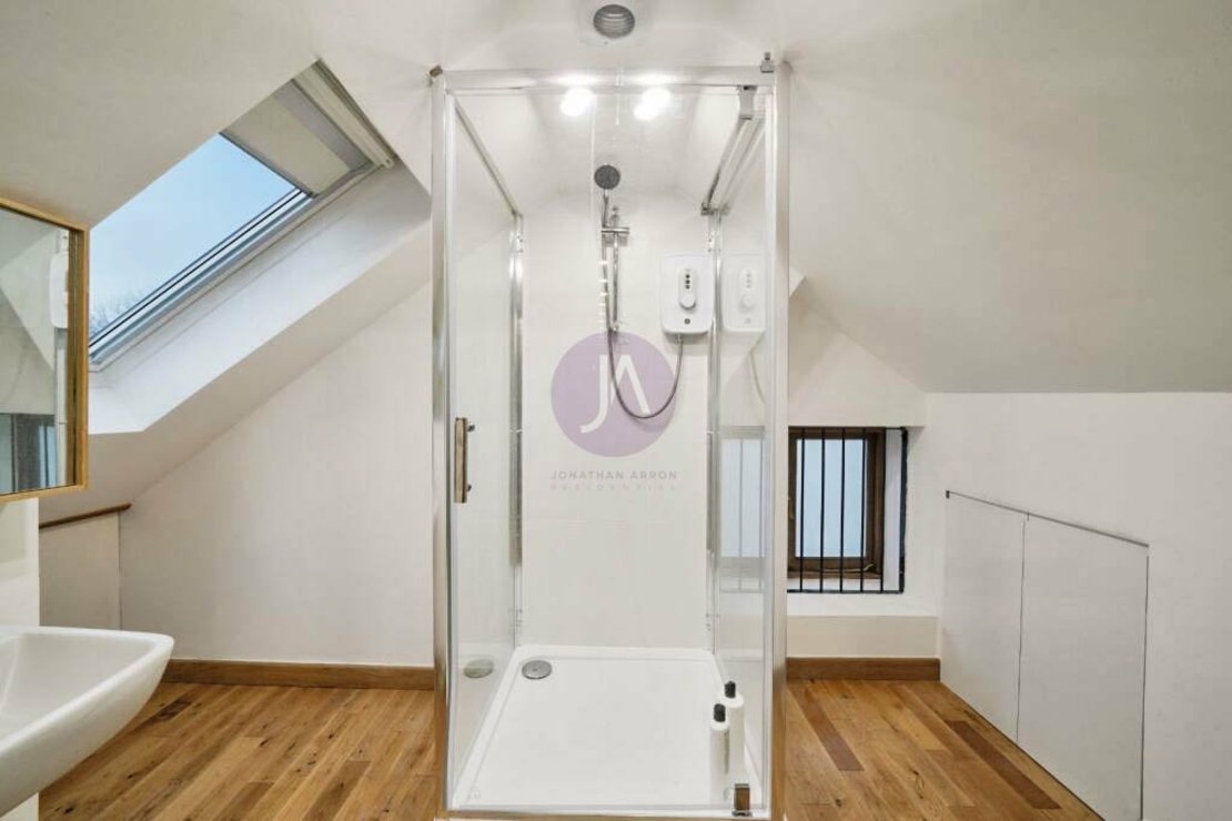 3 bedroom Flat to rent in Verity House-view10