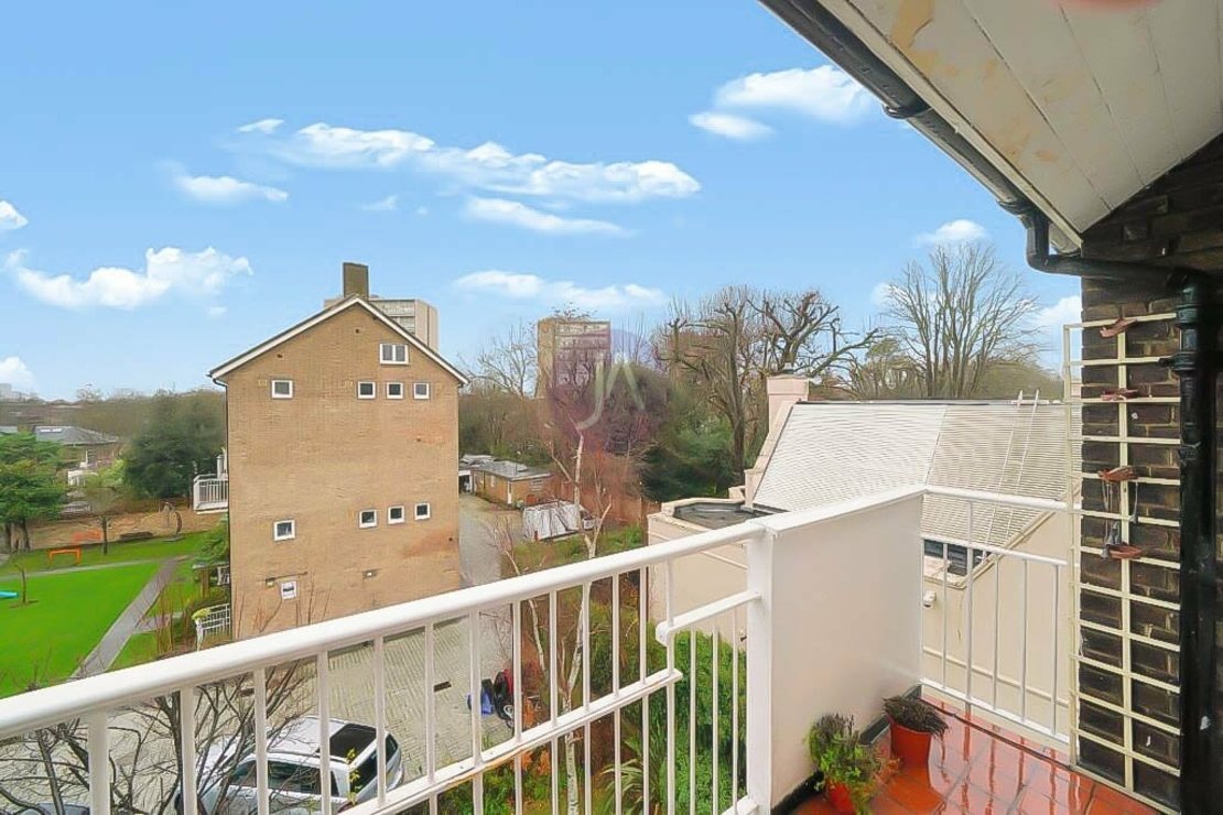 3 bedroom Flat to rent in Verity House-view5