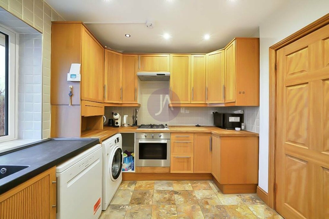 3 bedroom Flat to rent in Verity House-view4