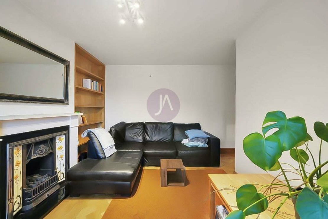 3 bedroom Flat to rent in Verity House-view3