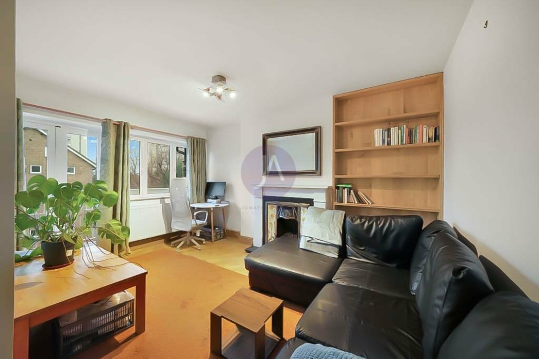 3 bedroom Flat to rent in Verity House-view2