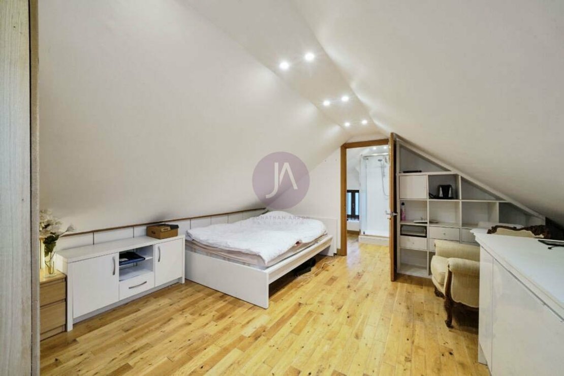 3 bedroom Flat to rent in Verity House-view8