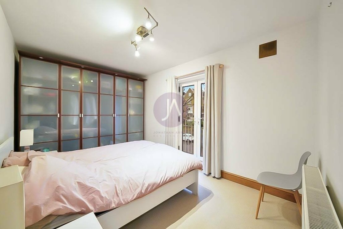 3 bedroom Flat to rent in Verity House-view7