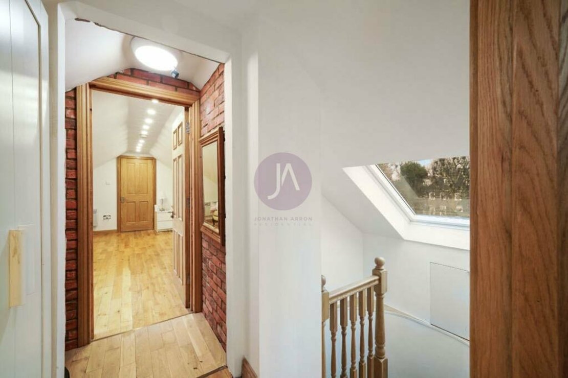 3 bedroom Flat to rent in Verity House-view11