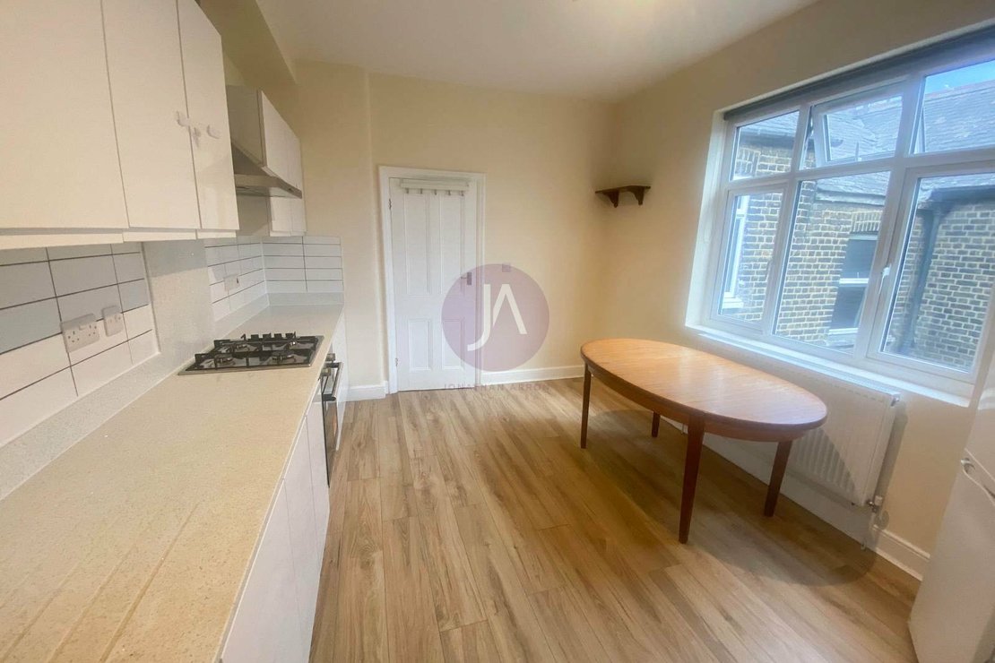 2 bedroom Maisonette to rent in Victoria Terrace-view5