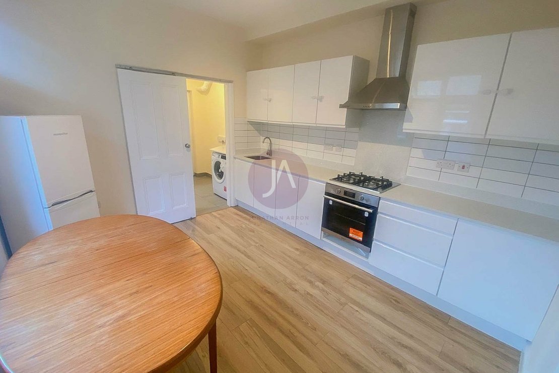 2 bedroom Maisonette to rent in Victoria Terrace-view4