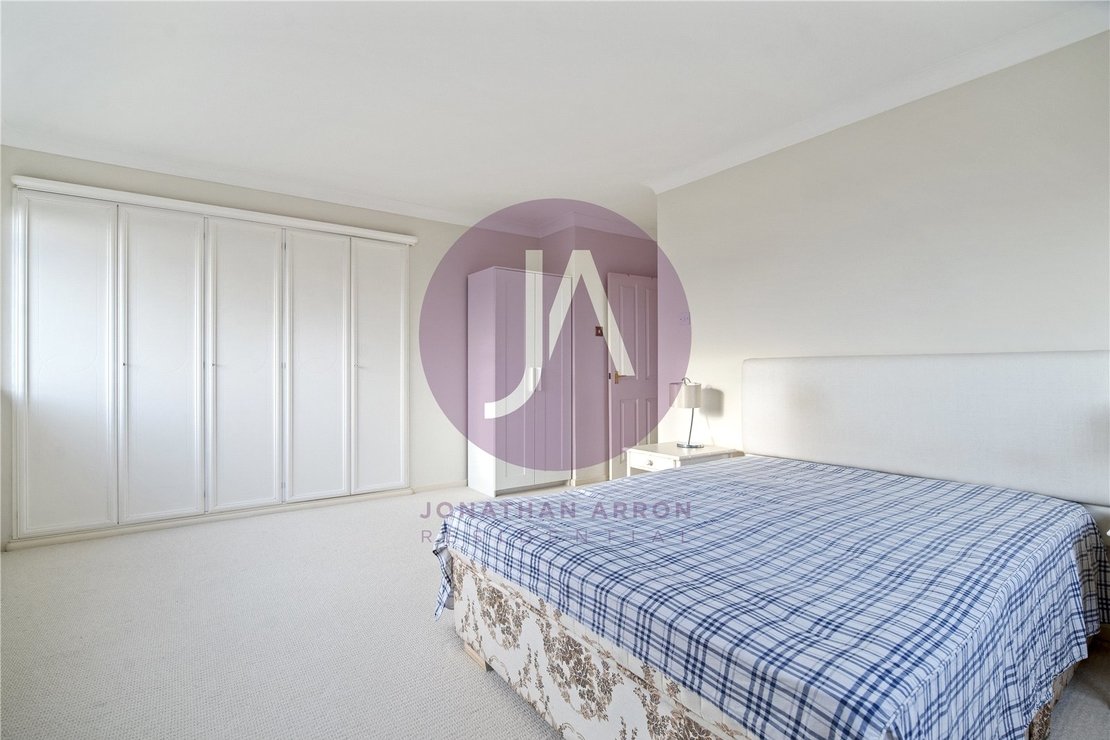 3 bedroom Flat to rent in Walsingham-view8