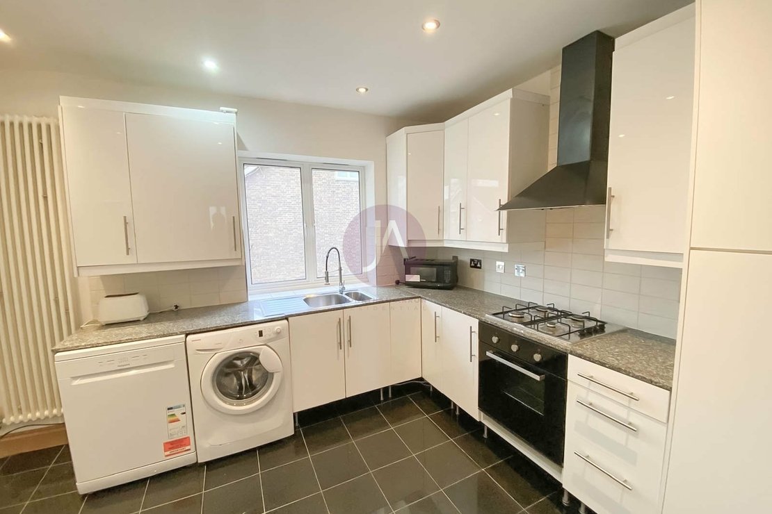 2 bedroom Flat to rent in Warner House-view5