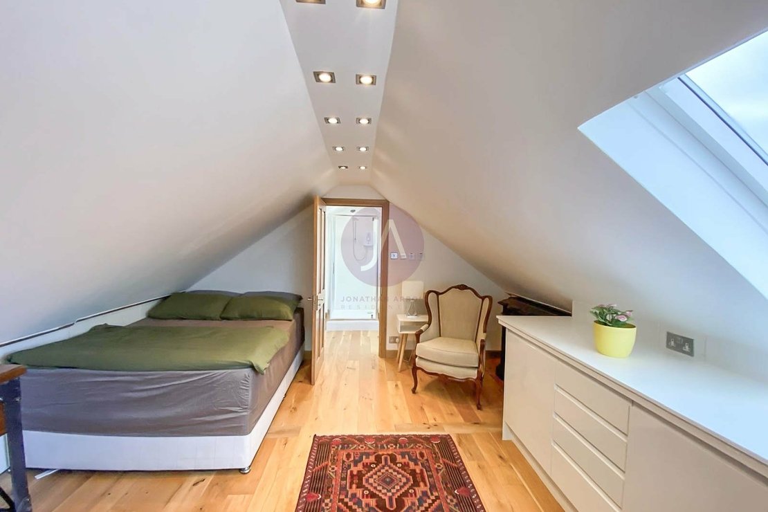 2 bedroom Flat to rent in Warner House-view3