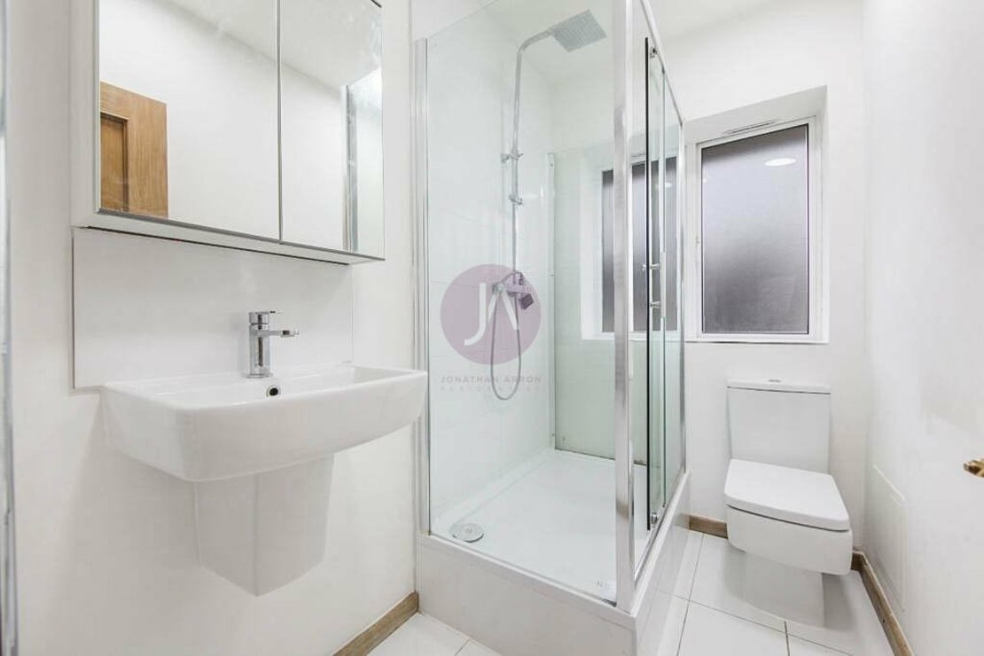 3 bedroom Flat to rent in Warner House-view15