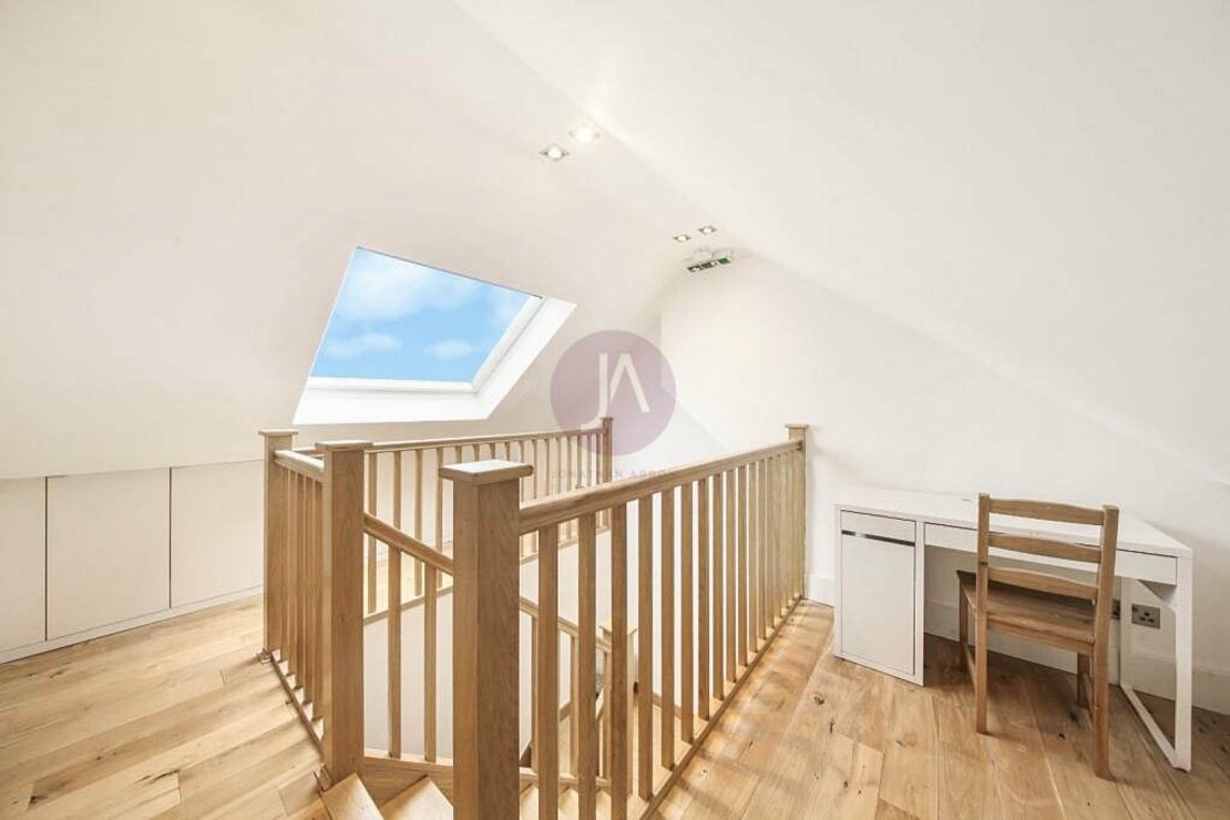 3 bedroom Flat to rent in Warner House-view9