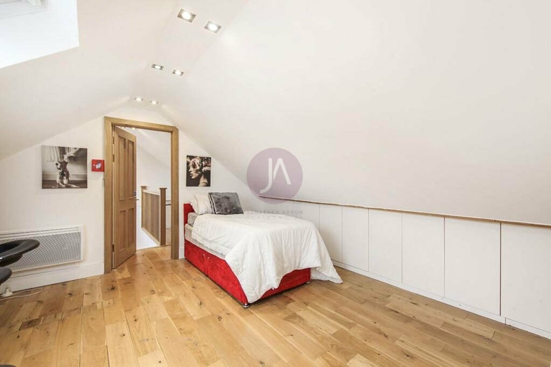 3 bedroom Flat to rent in Warner House-view14