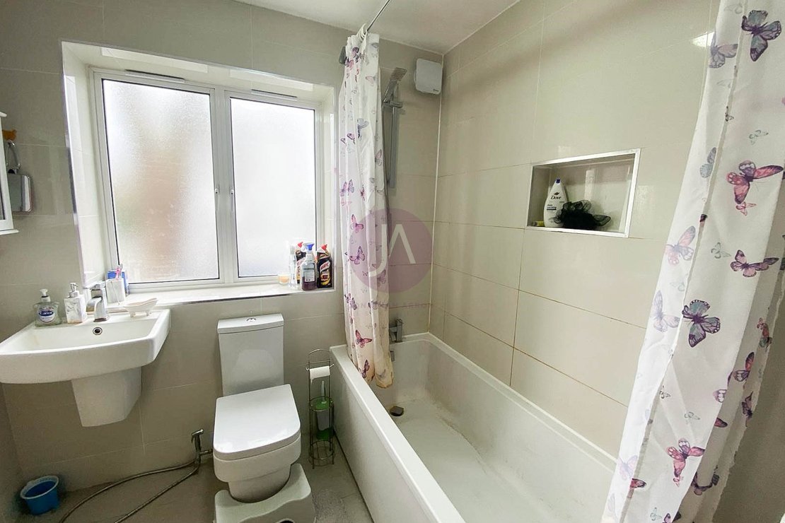1 bedroom Flat to rent in Warner House-view5
