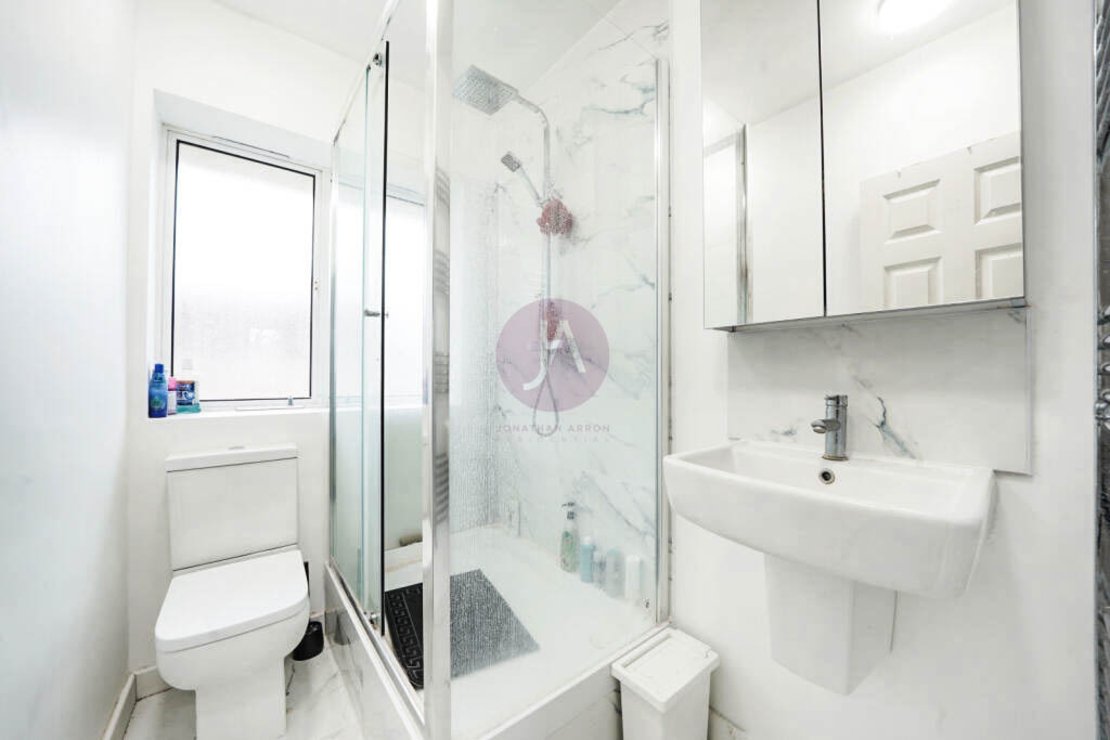 3 bedroom Flat to rent in Warner House-view12