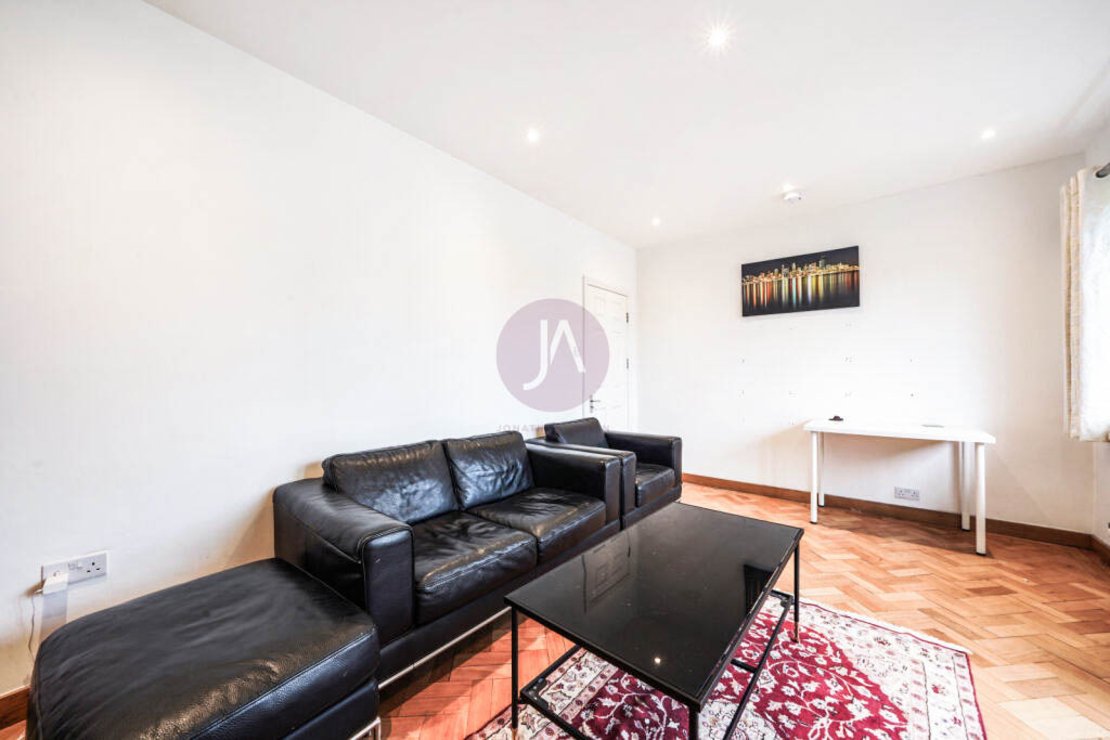 3 bedroom Flat to rent in Warner House-view4