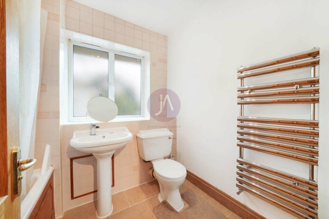 1 bedroom Flat to rent in Warner House-view6