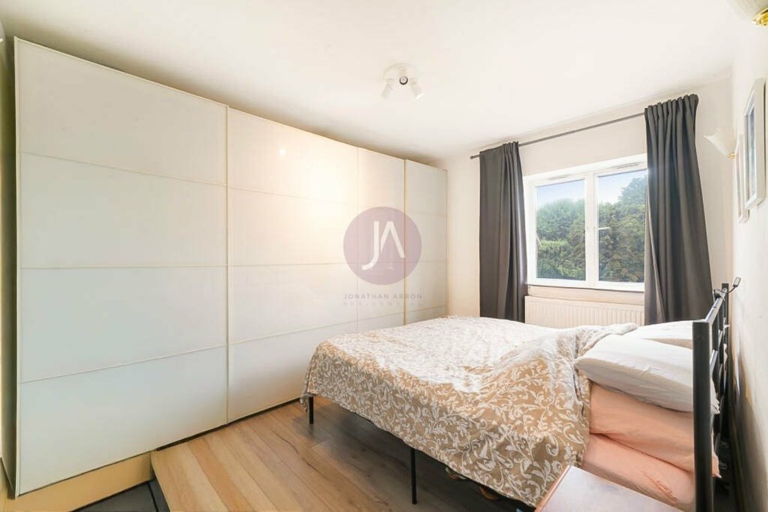 1 bedroom Flat to rent in Warner House-view3