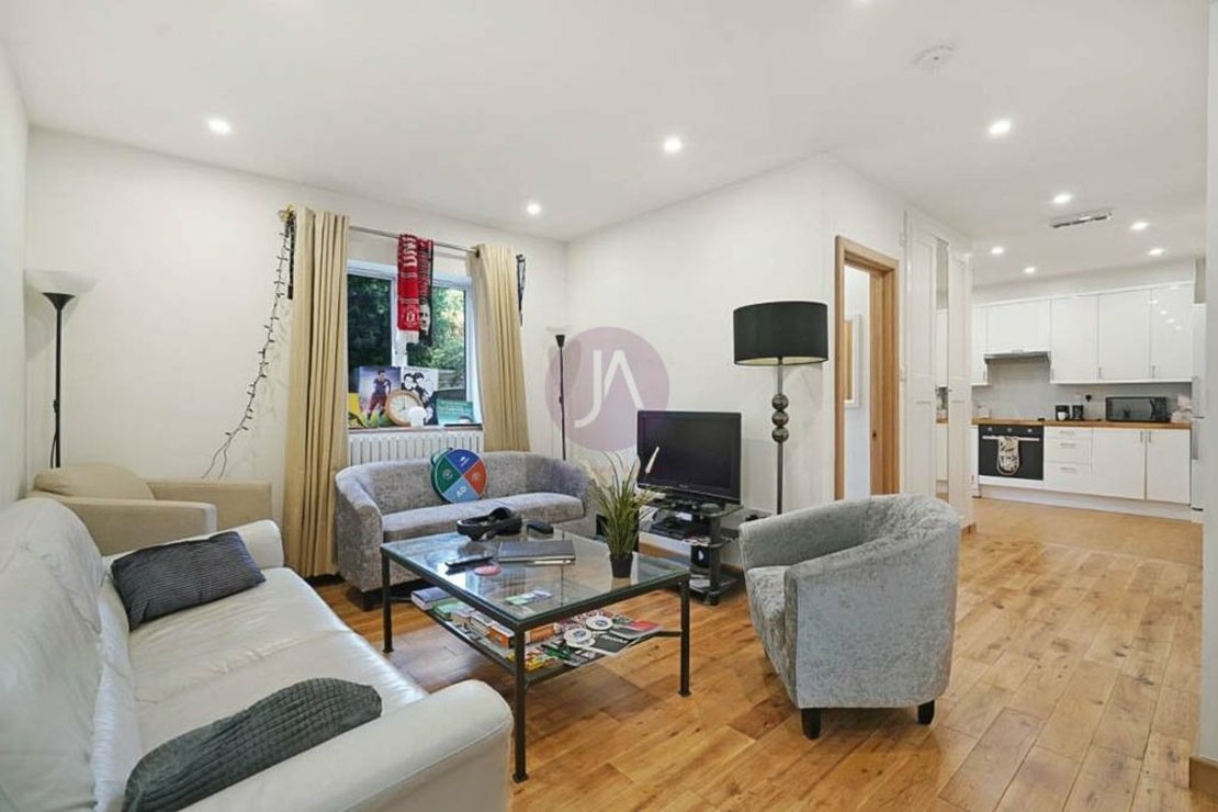 2 bedroom Flat to rent in Warner House-view2