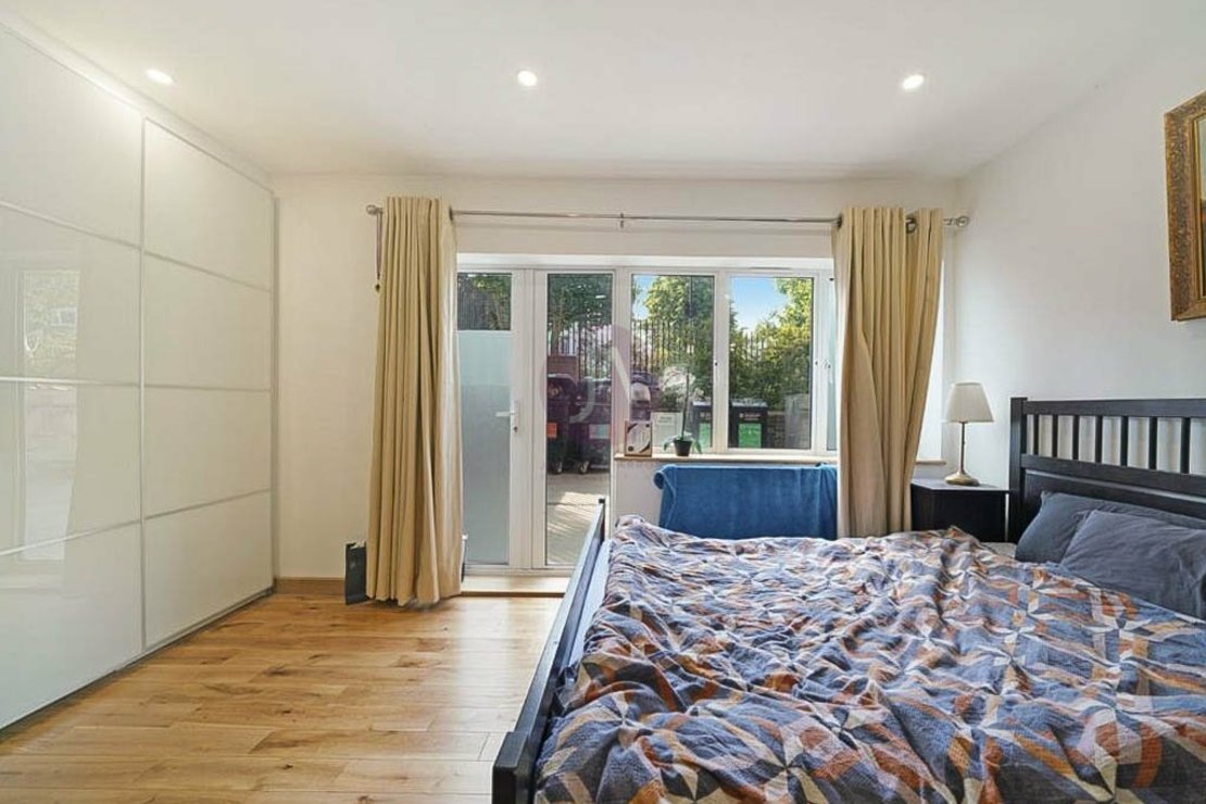 2 bedroom Flat to rent in Warner House-view9