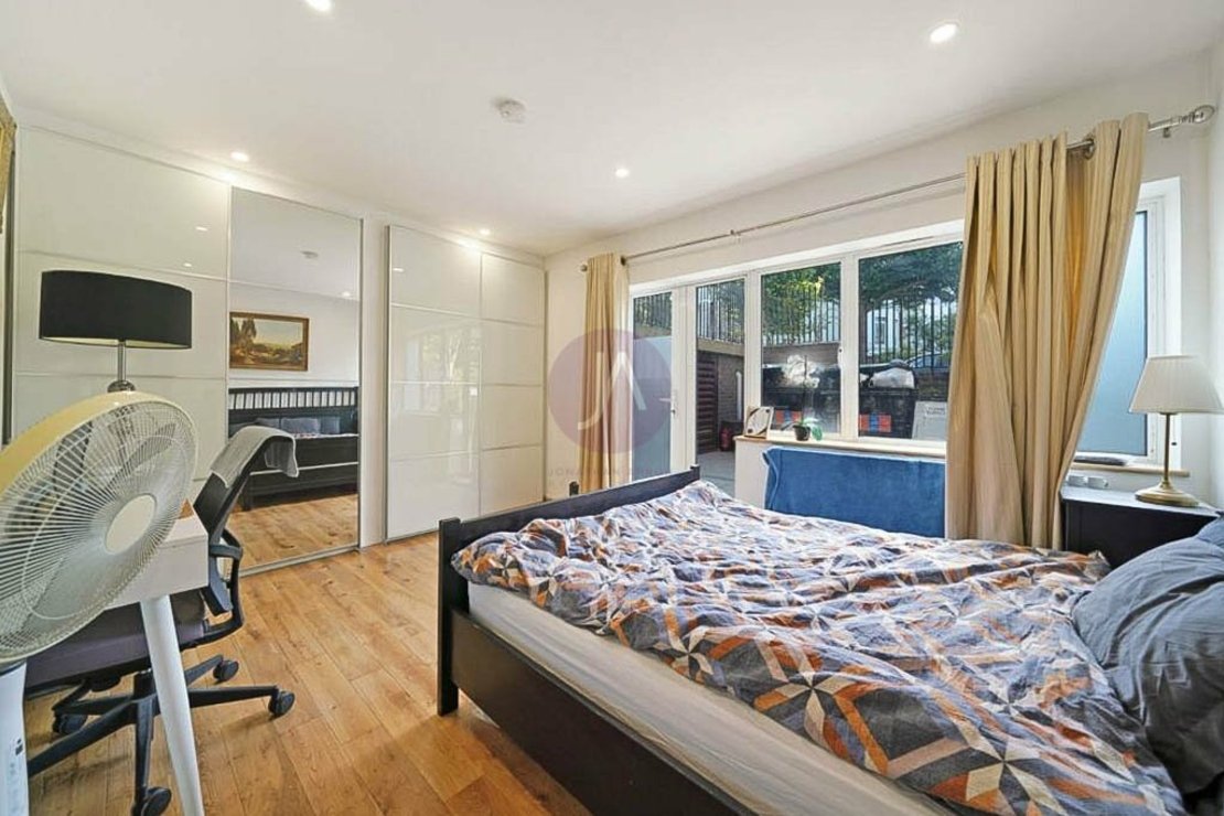 2 bedroom Flat to rent in Warner House-view10