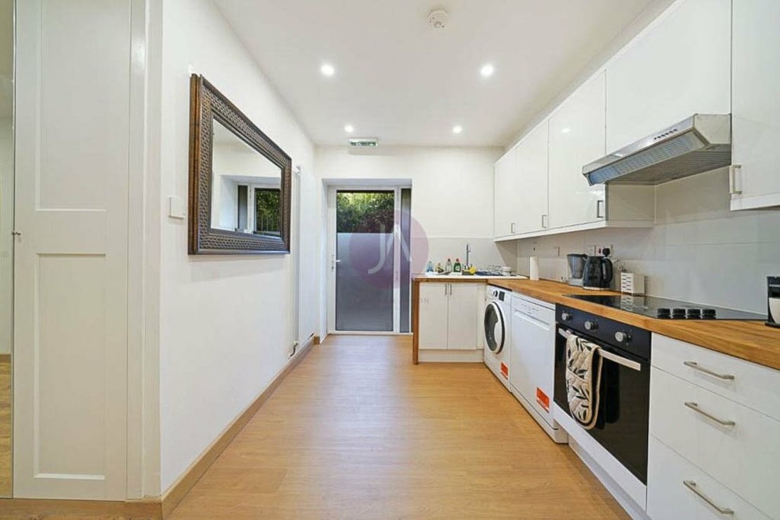 2 bedroom Flat to rent in Warner House-view6